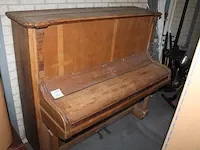 Vintage piano. let op! van enkele toetsen ontbreekt het ivoor en de restauratiemogelijkheden op het speelwe... - afbeelding 1 van  5
