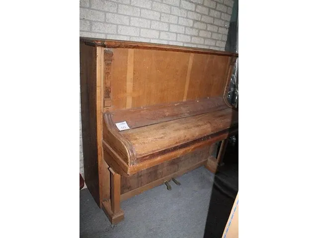 Vintage piano. let op! van enkele toetsen ontbreekt het ivoor en de restauratiemogelijkheden op het speelwe... - afbeelding 2 van  5