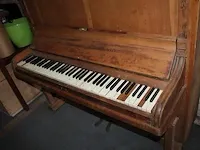Vintage piano. let op! van enkele toetsen ontbreekt het ivoor en de restauratiemogelijkheden op het speelwe... - afbeelding 4 van  5