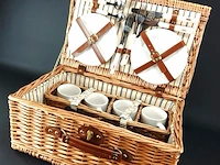 Vintage picknickmand met porseleinen serviesdelen en divers bestek - afbeelding 1 van  5