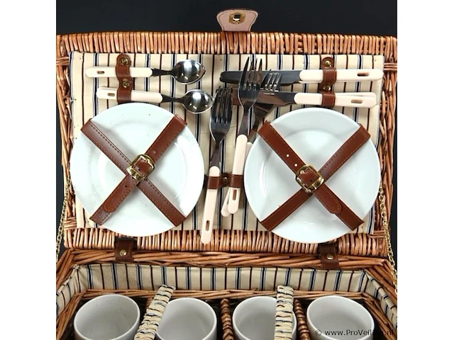 Vintage picknickmand met porseleinen serviesdelen en divers bestek - afbeelding 2 van  5