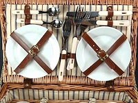 Vintage picknickmand met porseleinen serviesdelen en divers bestek - afbeelding 2 van  5