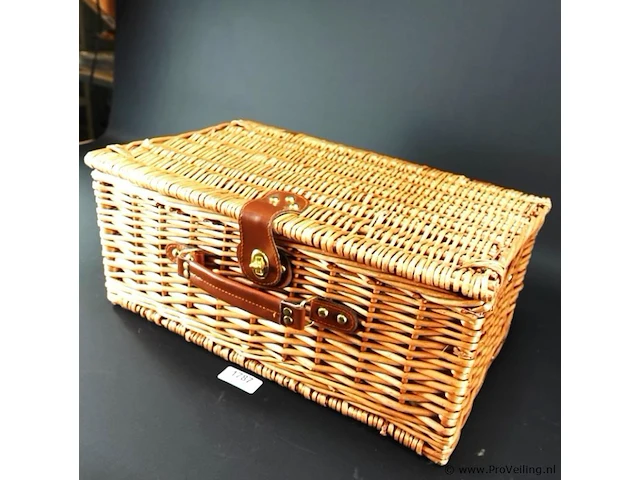 Vintage picknickmand met porseleinen serviesdelen en divers bestek - afbeelding 4 van  5