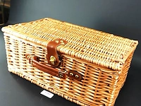 Vintage picknickmand met porseleinen serviesdelen en divers bestek - afbeelding 4 van  5