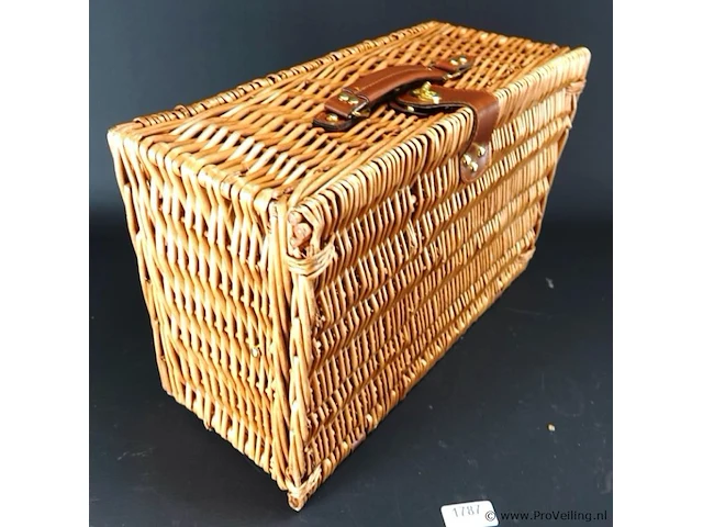 Vintage picknickmand met porseleinen serviesdelen en divers bestek - afbeelding 5 van  5