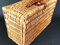 Vintage picknickmand met porseleinen serviesdelen en divers bestek - afbeelding 5 van  5