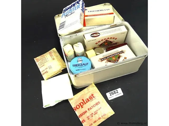 Vintage verbanddoos met inhoud - afbeelding 2 van  5