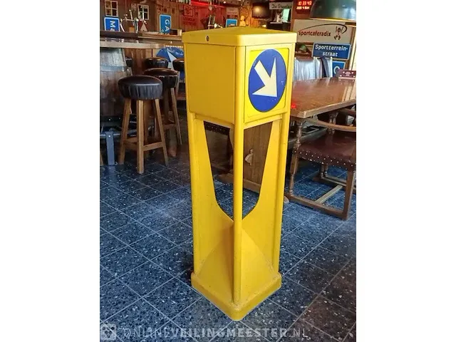 Vintage verkeerszuil geel - afbeelding 1 van  5