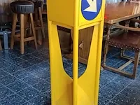 Vintage verkeerszuil geel