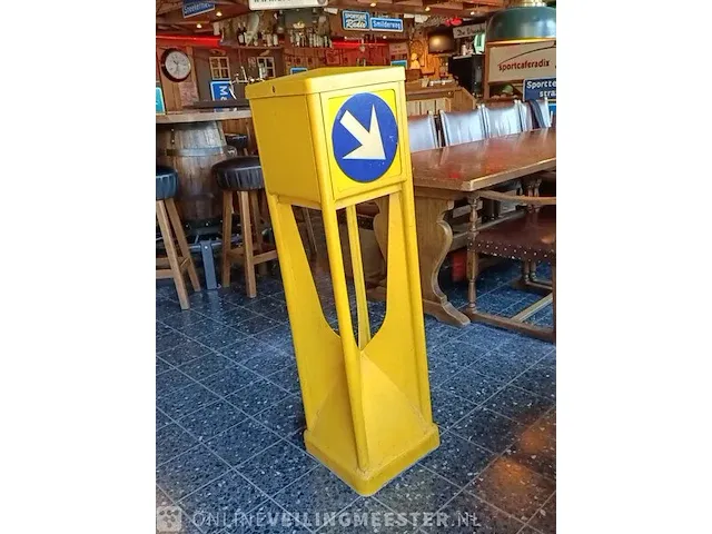 Vintage verkeerszuil geel - afbeelding 2 van  5