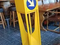Vintage verkeerszuil geel - afbeelding 2 van  5