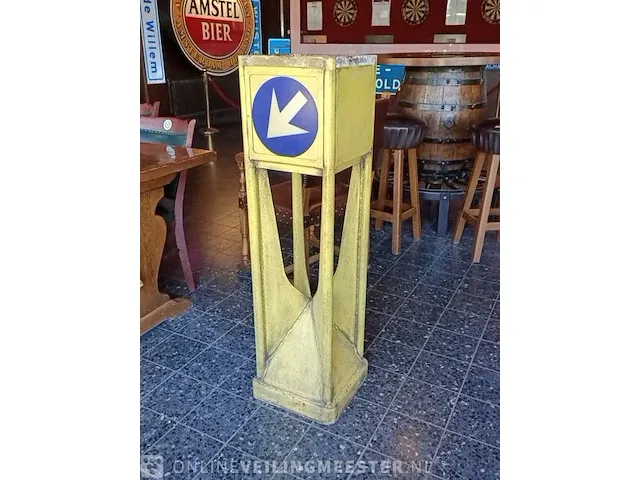 Vintage verkeerszuil geel - afbeelding 1 van  5