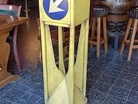 Vintage verkeerszuil geel