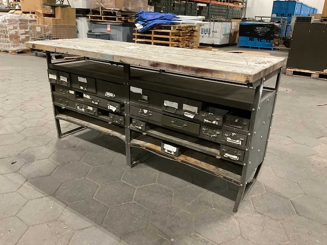 Vintage werkbank met houten werkblad - afbeelding 1 van  8