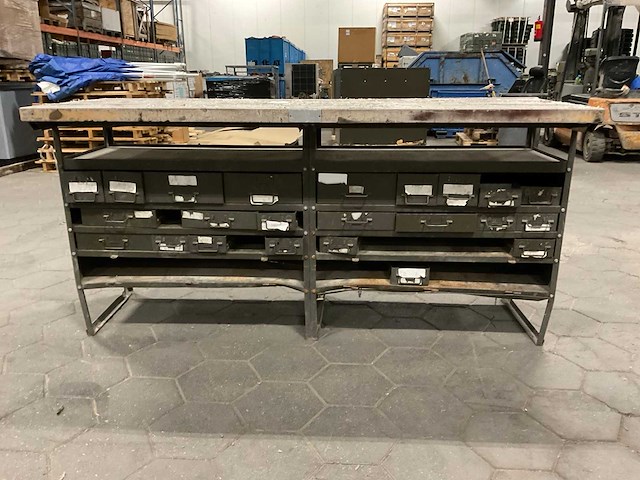 Vintage werkbank met houten werkblad - afbeelding 2 van  8