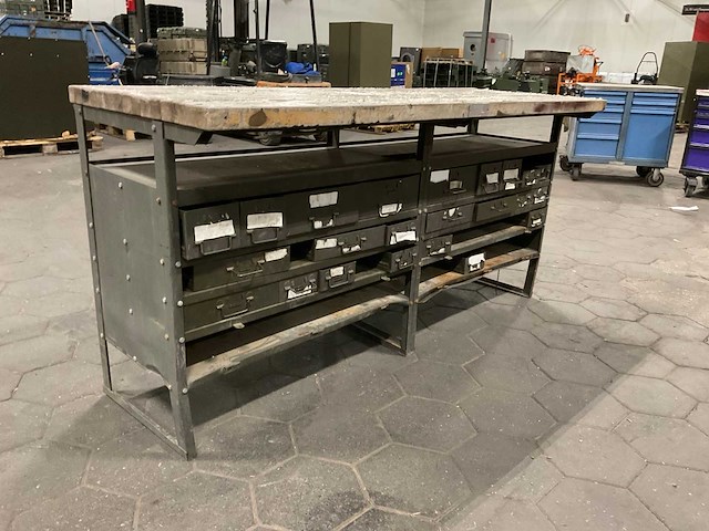 Vintage werkbank met houten werkblad - afbeelding 3 van  8