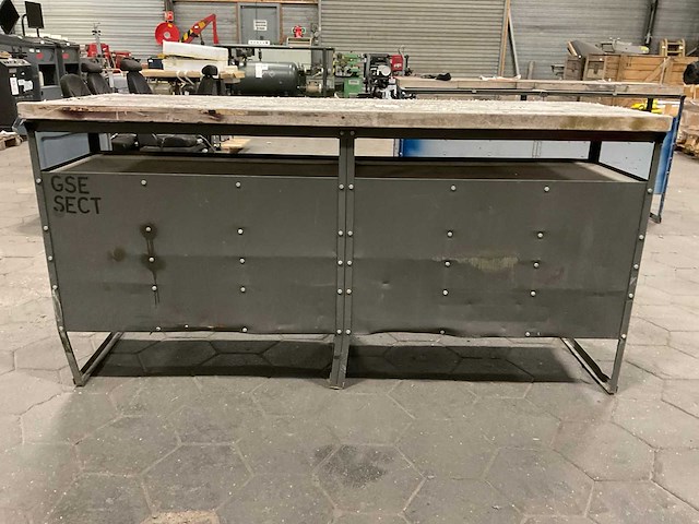 Vintage werkbank met houten werkblad - afbeelding 5 van  8