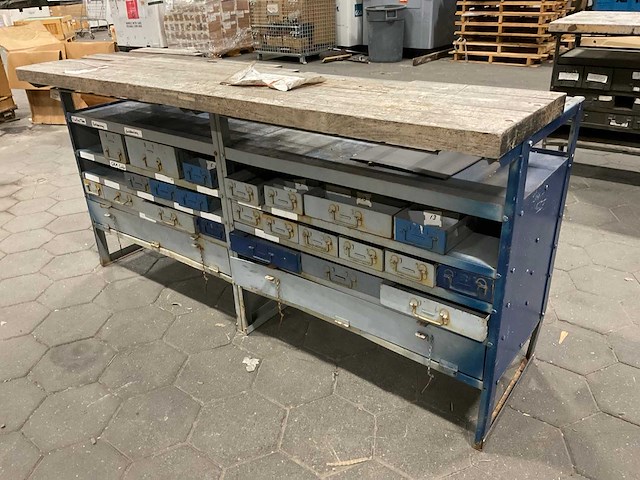 Vintage werkbank met houten werkblad - afbeelding 1 van  9