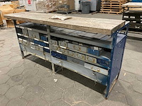 Vintage werkbank met houten werkblad - afbeelding 1 van  9