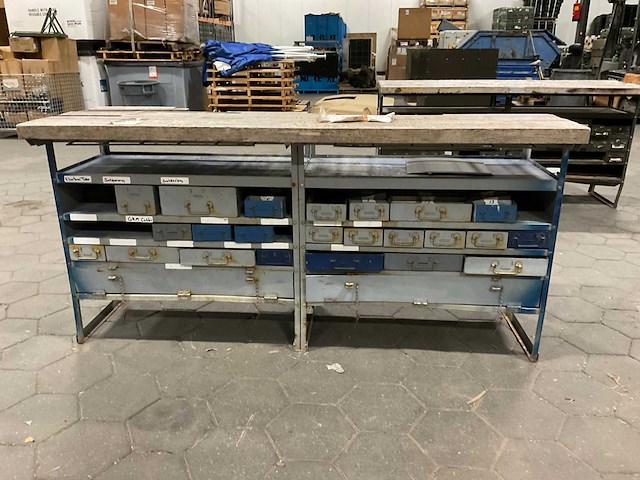 Vintage werkbank met houten werkblad - afbeelding 2 van  9