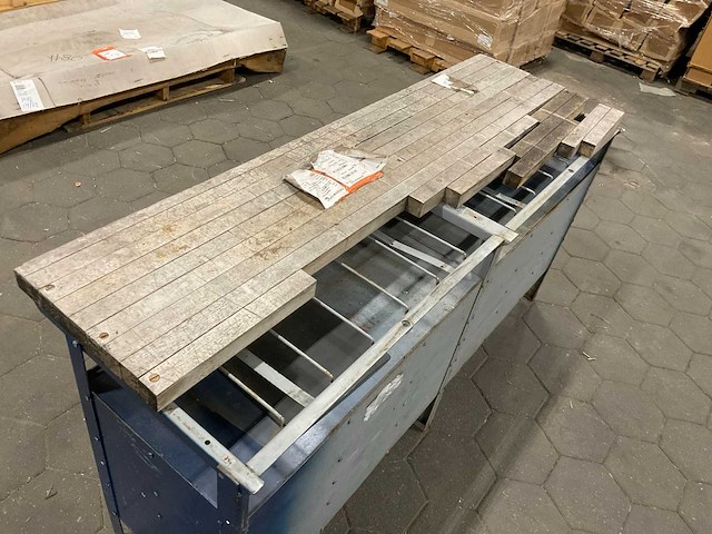 Vintage werkbank met houten werkblad - afbeelding 7 van  9