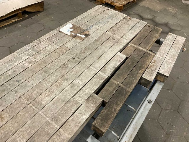 Vintage werkbank met houten werkblad - afbeelding 8 van  9