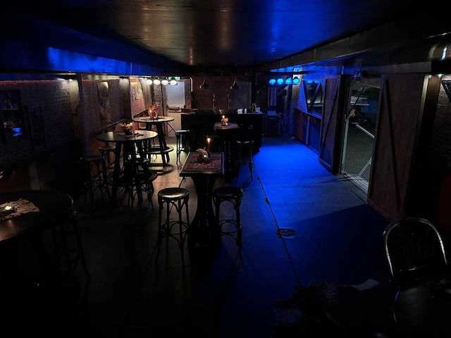 Vip-trailer compleet met inboedel - afbeelding 33 van  33