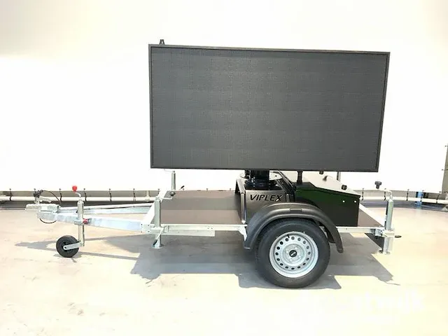 Viplex p8 tekstkar led scherm op aanhangwagen op accu,s en 220volt - afbeelding 1 van  49