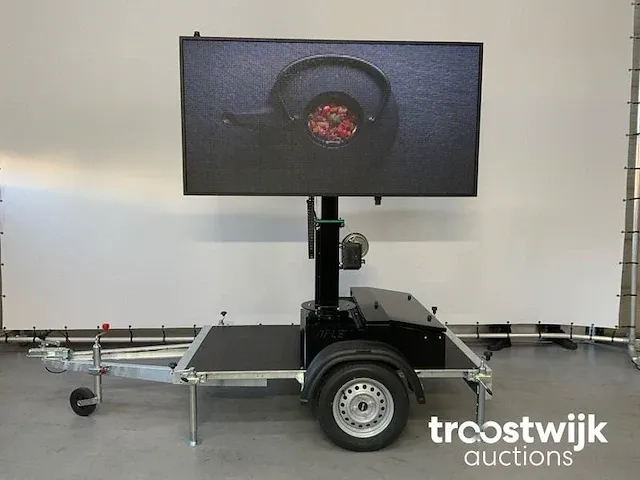 Viplex p8 tekstkar led scherm op aanhangwagen op accu,s en 220volt - afbeelding 13 van  49