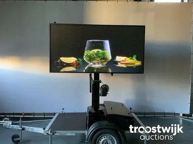 Viplex p8 tekstkar led scherm op aanhangwagen op accu,s en 220volt - afbeelding 22 van  49