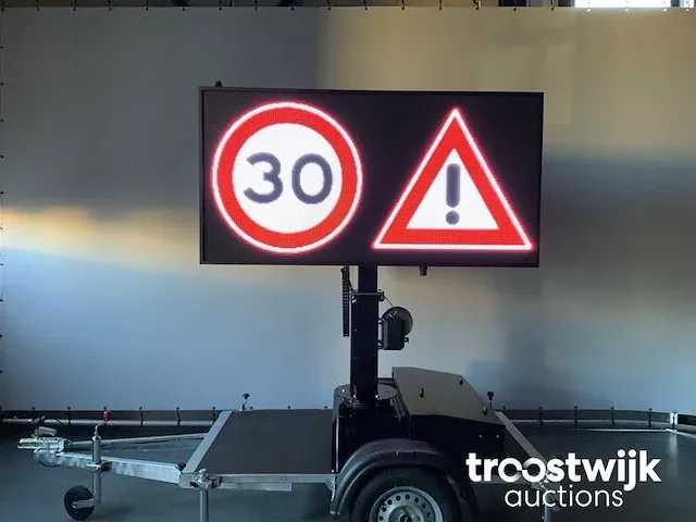 Viplex p8 tekstkar led scherm op aanhangwagen op accu,s en 220volt - afbeelding 29 van  49