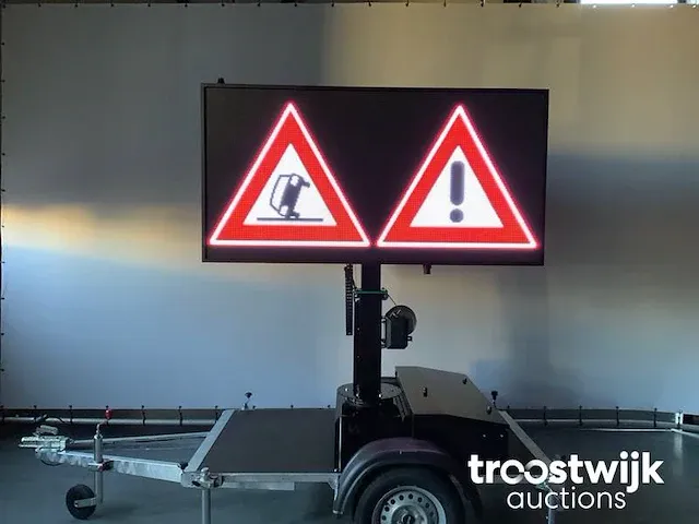 Viplex p8 tekstkar led scherm op aanhangwagen op accu,s en 220volt - afbeelding 30 van  49