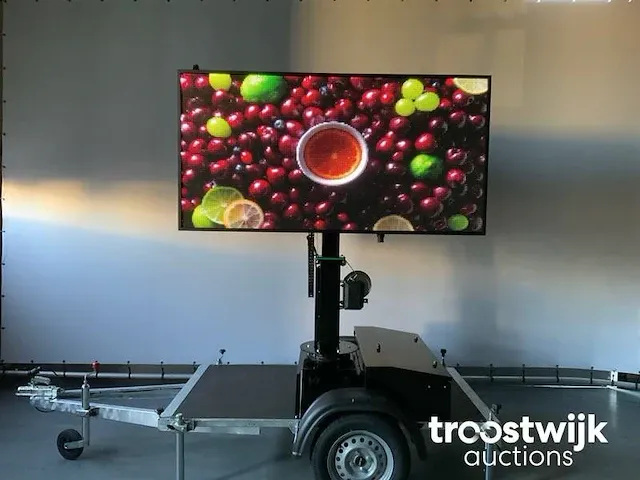 Viplex p8 tekstkar led scherm op aanhangwagen op accu,s en 220volt - afbeelding 35 van  49
