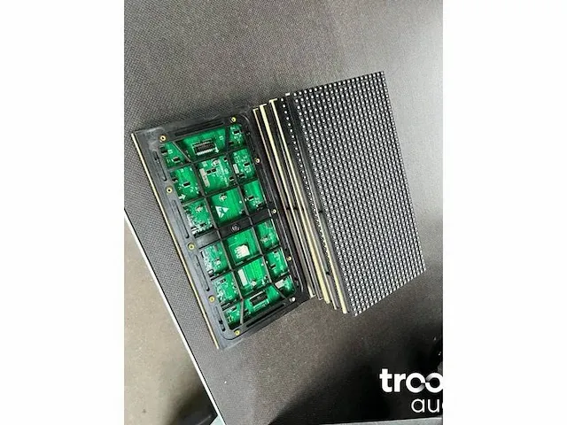 Viplex p8 tekstkar led scherm op aanhangwagen op accu,s en 220volt - afbeelding 44 van  49