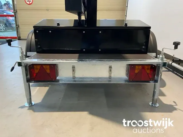 Viplex p8 tekstkar led scherm op aanhangwagen op accu,s en 220volt - afbeelding 46 van  49