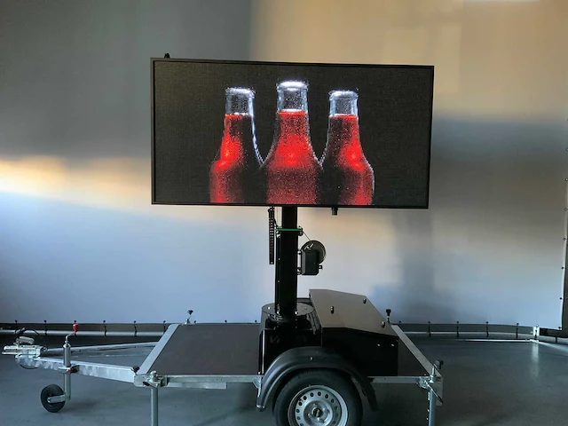 Viplex p8 tekstkar led scherm op aanhangwagen op accu,s en 220volt - afbeelding 26 van  49