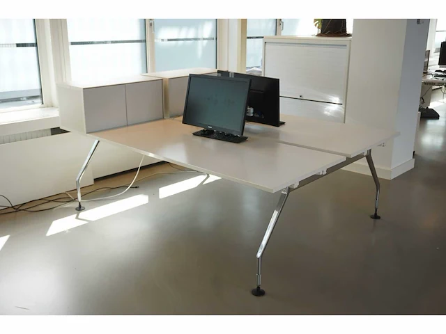 Vitra - dubbelzijdig bureau (2x) - afbeelding 1 van  7