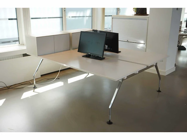 Vitra - dubbelzijdig bureau (2x) - afbeelding 1 van  7
