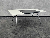 Vitra ad hoc - instelbaar bureau 140x80 met vitra bureaulegger - afbeelding 1 van  9