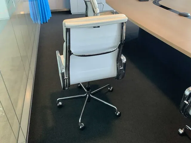 Vitra ea219 soft pad bureaustoel - afbeelding 3 van  5