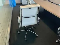 Vitra ea219 soft pad bureaustoel - afbeelding 3 van  5