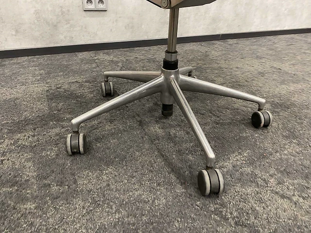 Vitra meda - ergonomische bureaustoel - afbeelding 12 van  17