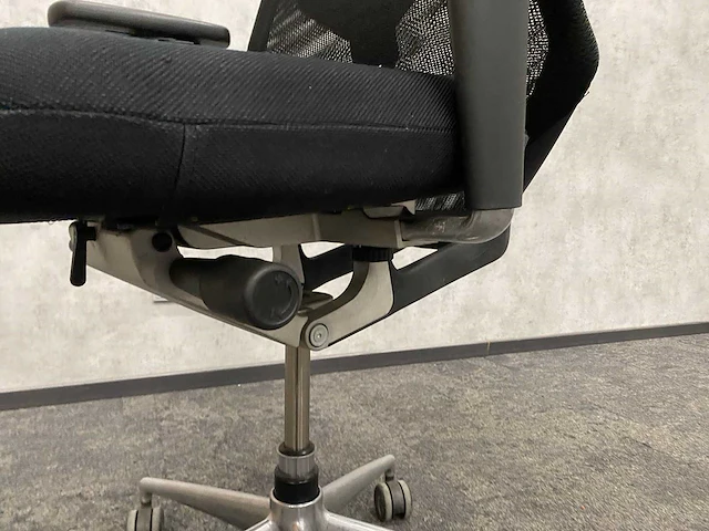 Vitra meda - ergonomische bureaustoel - afbeelding 15 van  17
