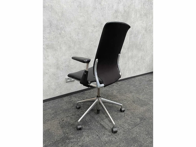 Vitra meda - lederen design bureaustoel - afbeelding 8 van  9