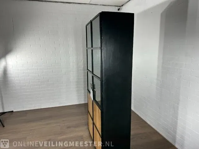 Vitrinekast – eiken – zwart stalen afwerking - afbeelding 5 van  7