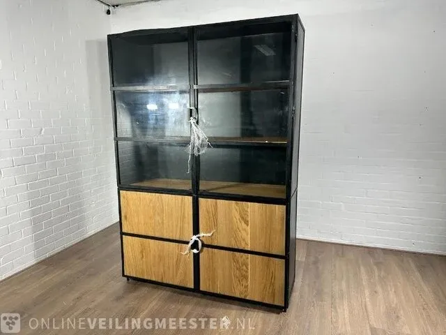 Vitrinekast – eiken – zwart stalen afwerking - afbeelding 1 van  6