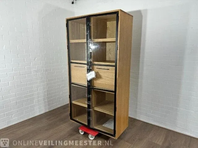 Vitrinekast – gefineerd eiken – zwart metalen afwerking – met verlichting - afbeelding 1 van  6