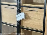 Vitrinekast – gefineerd eiken – zwart metalen afwerking – met verlichting - afbeelding 2 van  6