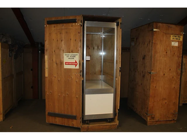 Vitrinekast hoog model op vier wielen, afmeting 100 cm x 63 cm x 250 cm - afbeelding 1 van  2