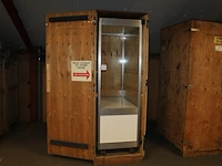 Vitrinekast hoog model op vier wielen, afmeting 100 cm x 63 cm x 250 cm - afbeelding 1 van  2